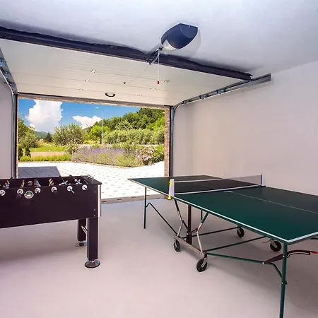 Sleeps 8 With Pool Air Con And Wifi * Gata