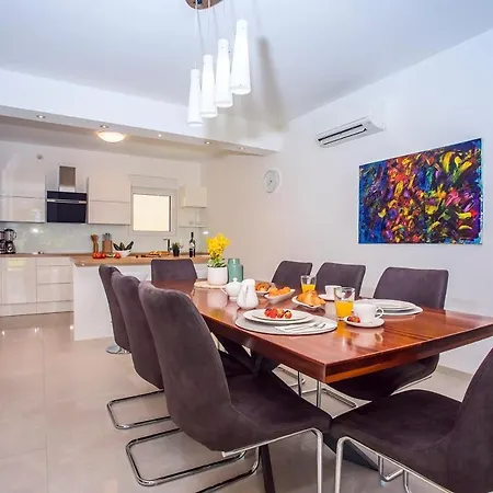 Sleeps 8 With Pool Air Con And Wifi Gata