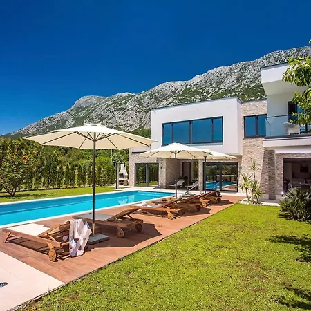 Sleeps 8 With Pool Air Con And Wifi *