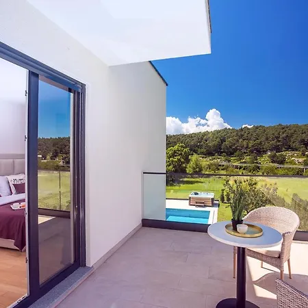 فيلة Sleeps 8 With Pool Air Con And Wifi *