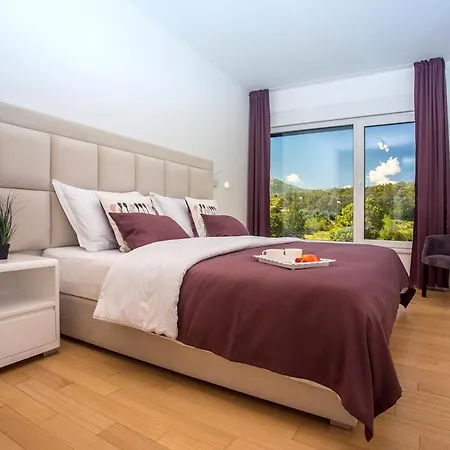 Sleeps 8 With Pool Air Con And Wifi
