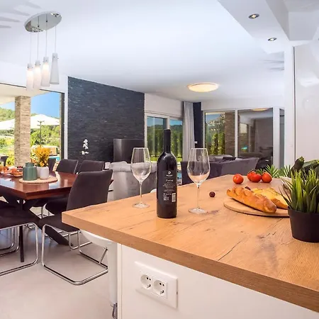 Sleeps 8 With Pool Air Con And Wifi