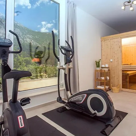 فيلة Sleeps 8 With Pool Air Con And Wifi