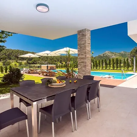 فيلة Sleeps 8 With Pool Air Con And Wifi