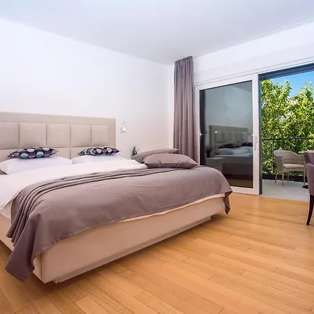 Sleeps 8 With Pool Air Con And Wifi فيلة