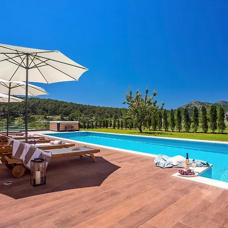 Sleeps 8 With Pool Air Con And Wifi * Gata
