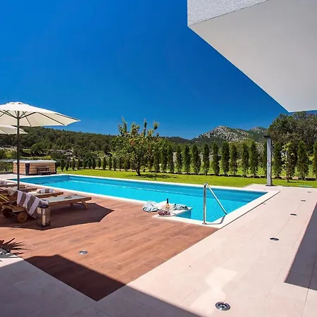 Sleeps 8 With Pool Air Con And Wifi