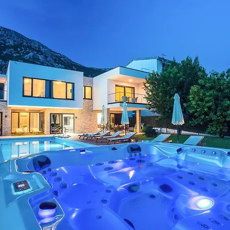 Sleeps 8 With Pool Air Con And Wifi *