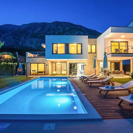 Sleeps 8 With Pool Air Con And Wifi *