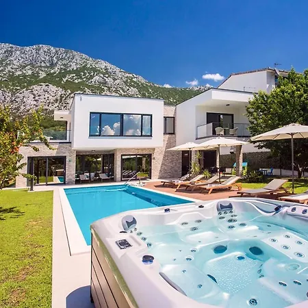 Sleeps 8 With Pool Air Con And Wifi فيلة Gata