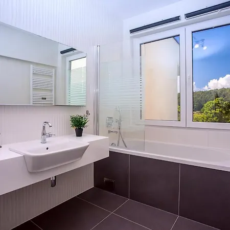 Sleeps 8 With Pool Air Con And Wifi *